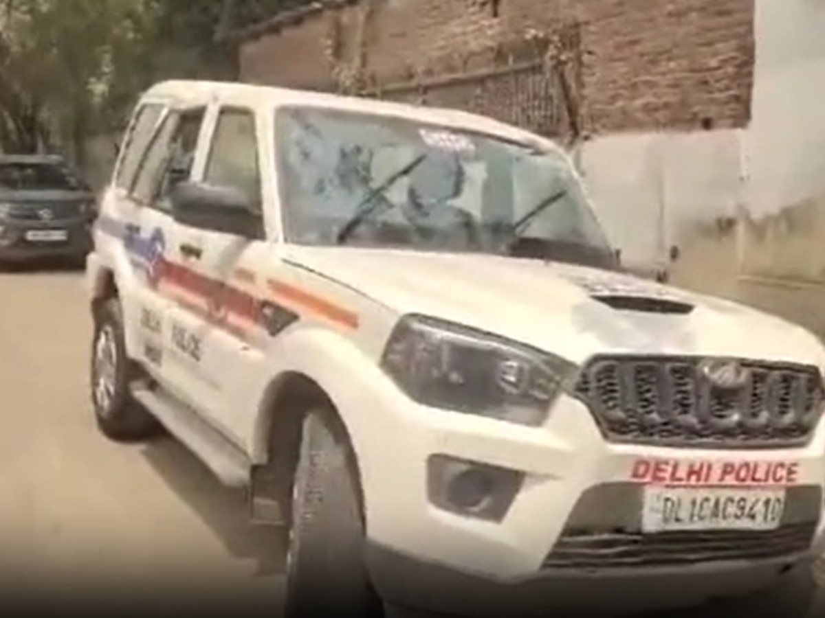 Delhi Crime: दिल्ली पुलिस की तेज रफ्तार गाड़ी ने ली बुजुर्ग की जान, मेट्रो गेट के खंभे को तोड़ा