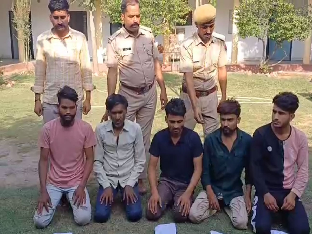 Dholpur News: डकैती की योजना बनाते पांच बदमाश गिरफ्तार, भारी तादाद में हथियारों का जखीरा भी बरामद