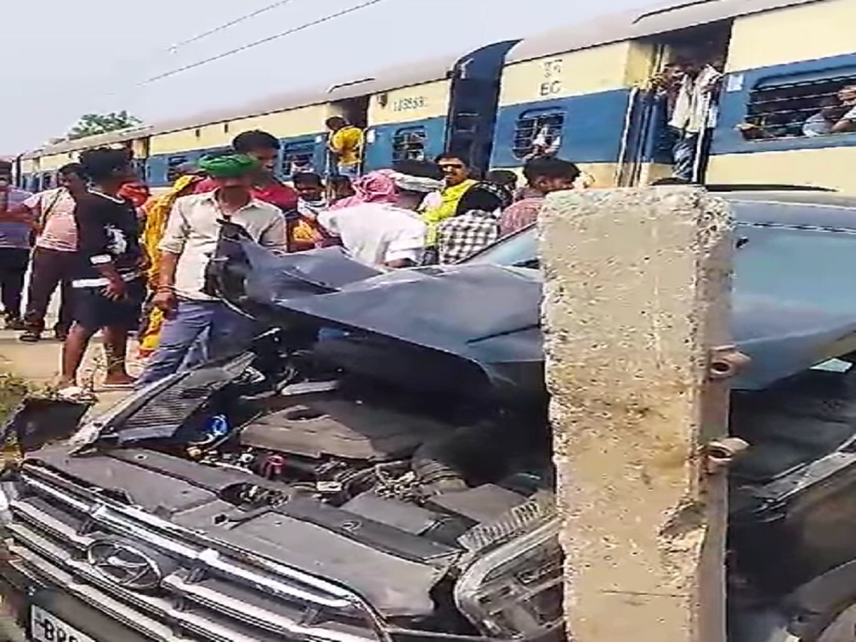 Bihar News: रेलवे क्रॉसिंग पर कार से टकराई पैसेंजर ट्रेन, 4 लोग आंशिक रूप से हुए घायल