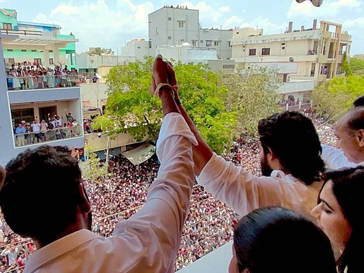 आचार संहिता का उल्लंघन करने के विवाद पर अल्लू अर्जुन ने तोड़ी चुप्पी, बोले- दोस्त और चाचा के साथ खड़ा हूं