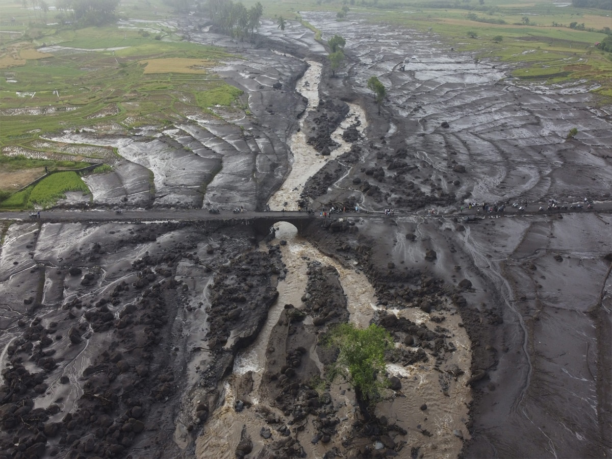 Indonesia Flood: इंडोनेशिया में कोल्ड लावा ने मचाई तबाही, बाढ़ में अब तक 52 ने गंवाई जान