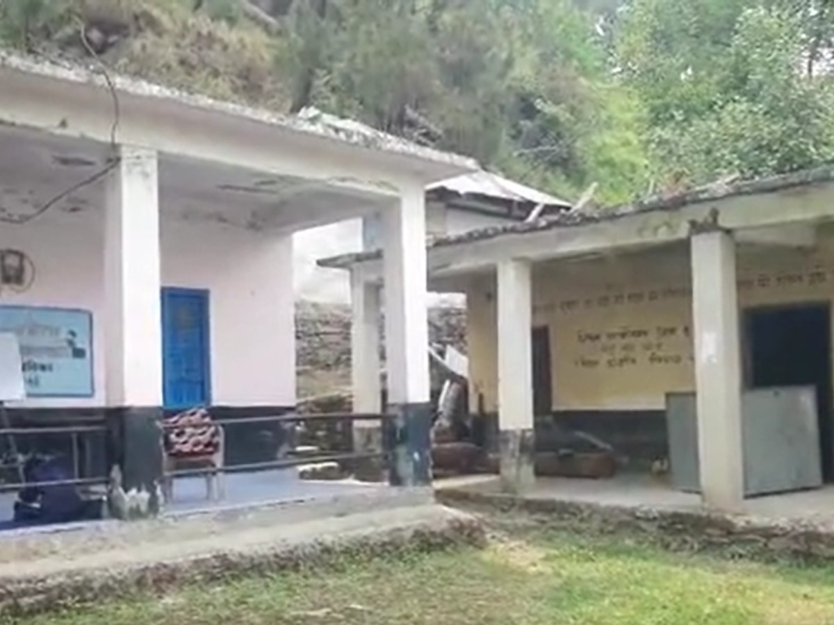   Himachal News: हिमाचल के रामपुर में मतदान केंद्र की हालात खराब! उठे सवाल