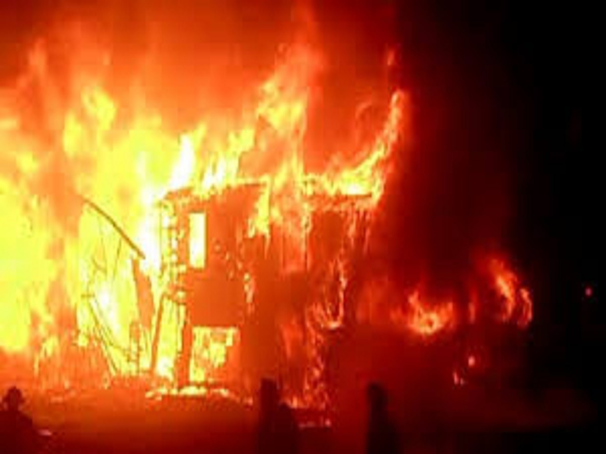 Siwan News: सीवान में एक घर में लगी भीषण आग, आग बुझाने में जिंदा जला दमकलकर्मी