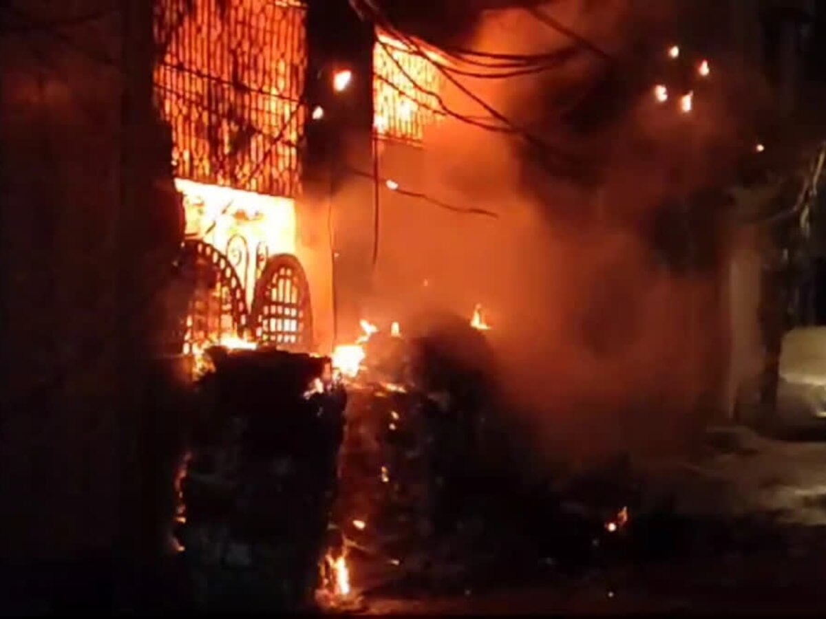 Delhi Fire: शकरपुर में कागज के गोदाम में लगी भीषण आग, सोते समय जलकर मजदूर की मौत