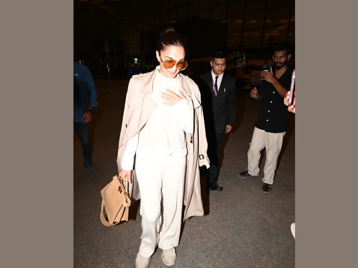 ट्रेंच कोट पहने आईं नजर