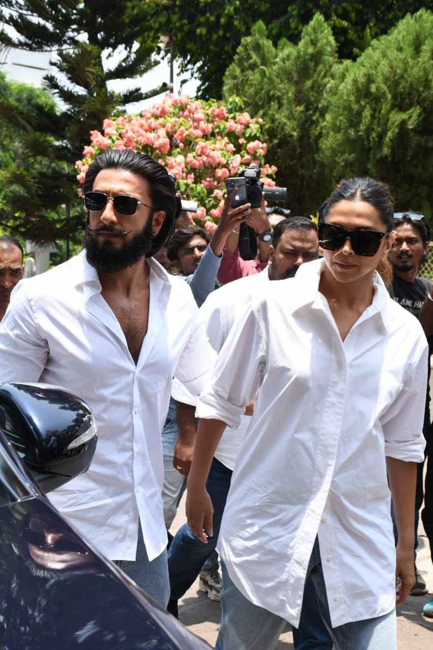 वोट डालने पहुंचे Deepika Padukone और Ranveer Singh, बेबी बंप फ्लॉन्ट करते दिखीं 'लेडी सिंघम'... 14 रणवीर ने किया प्रोटेक्ट