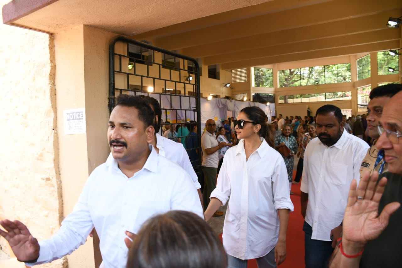 वोट डालने पहुंचे Deepika Padukone और Ranveer Singh, बेबी बंप फ्लॉन्ट करते दिखीं 'लेडी सिंघम'... 15 फोटोज वायरल