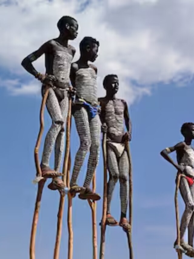 कई फीट ऊंची लकड़ियों की मदद से क्यों चलते हैं बन्ना जनजाति के लोग, बेहद रोचक है पीछे की मान्यता 
