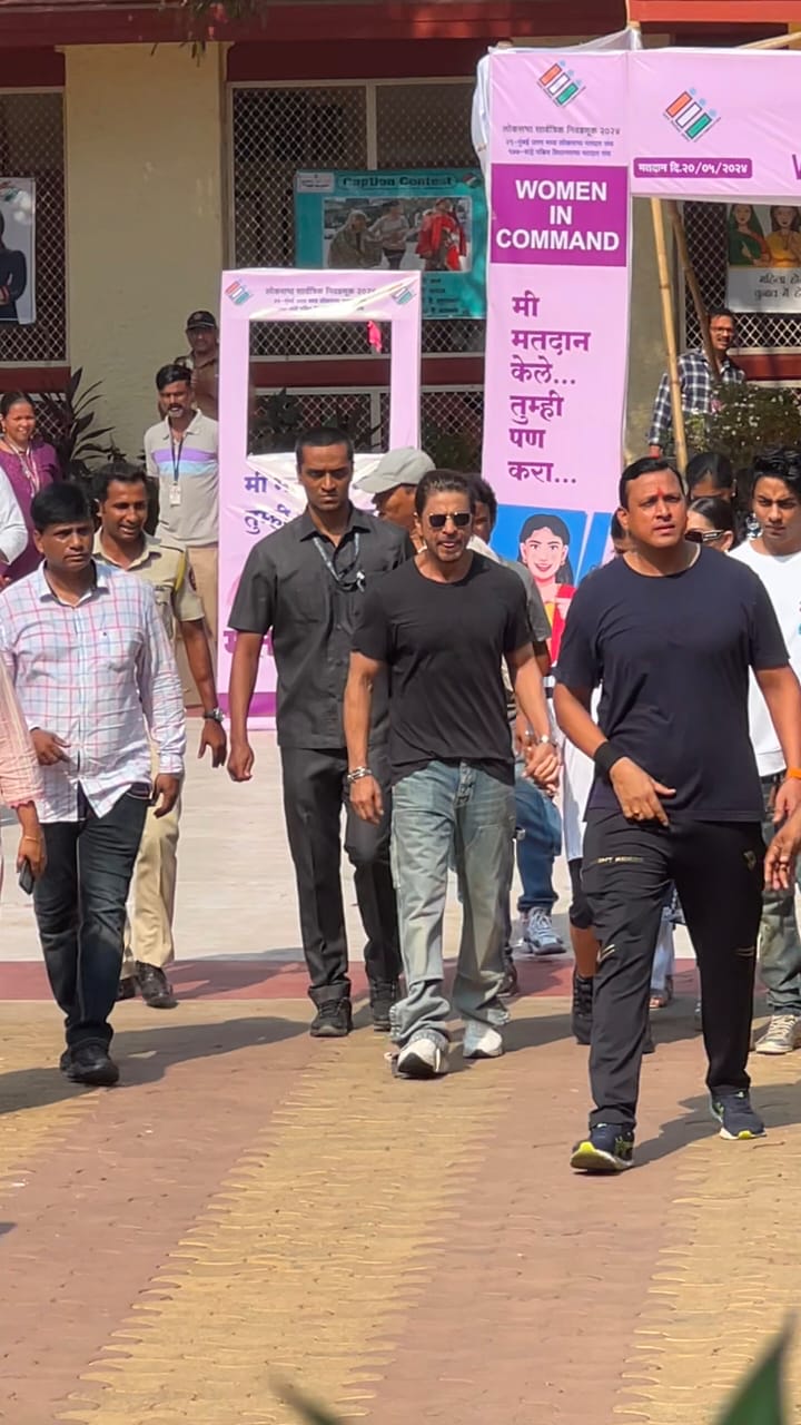 परिवार संग वोट डालने पहुंचे शाहरुख