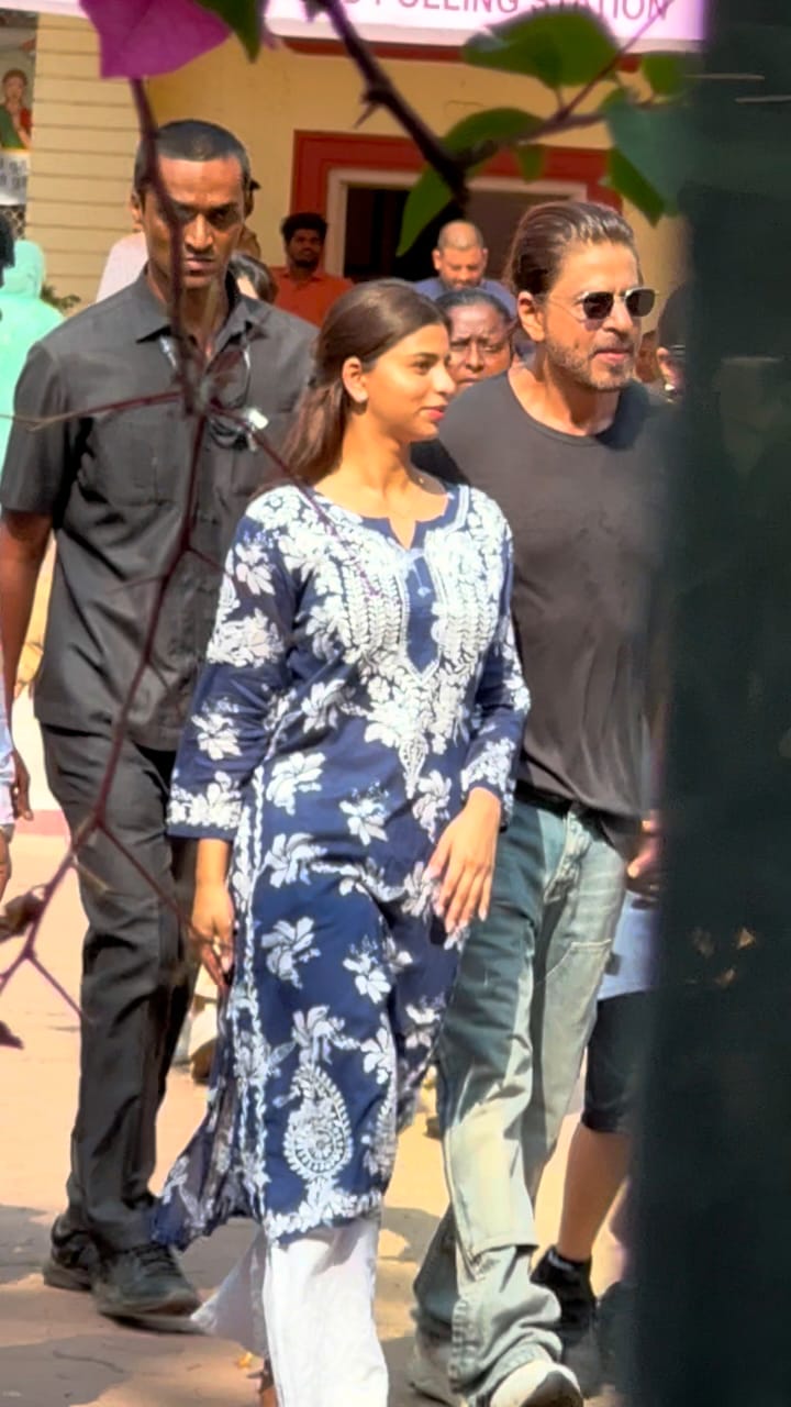 नीले सूट में लगाया तड़का