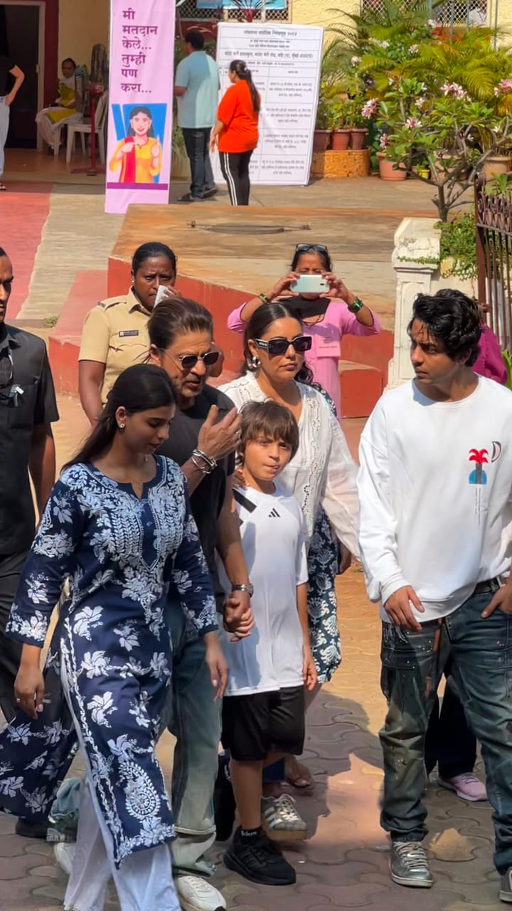 ब्लैक टी-शर्ट में दिखे शाहरुख