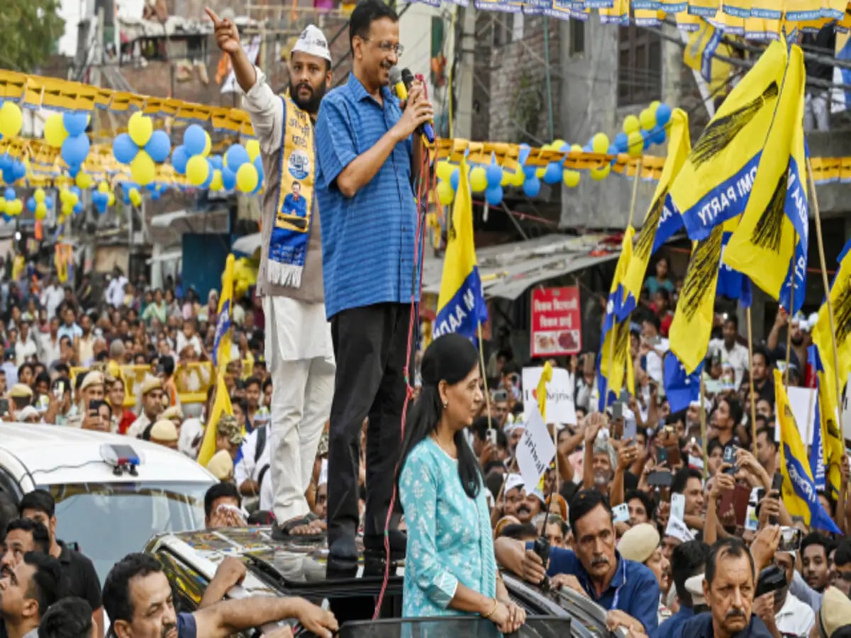 Arvind Kejriwal: पत्नी संग CM केजरीवाल ने पहली बार किया रोड शो, कहा- है झांसी की रानी