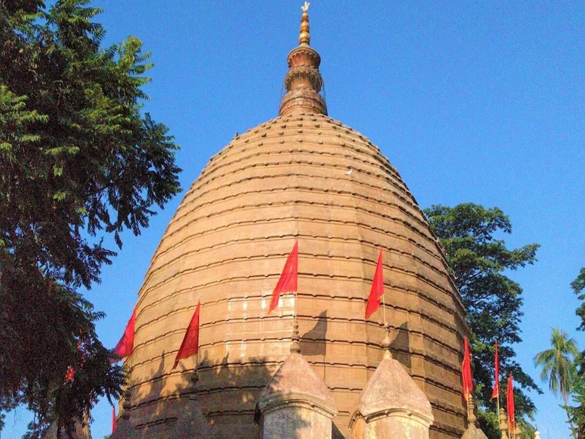 भारत के इस मंदिर में मौजूद है एक चमत्कारी पत्थर, जिससे हमेशा निकलता रहता है पानी और महीने में एक बार बहता है खून