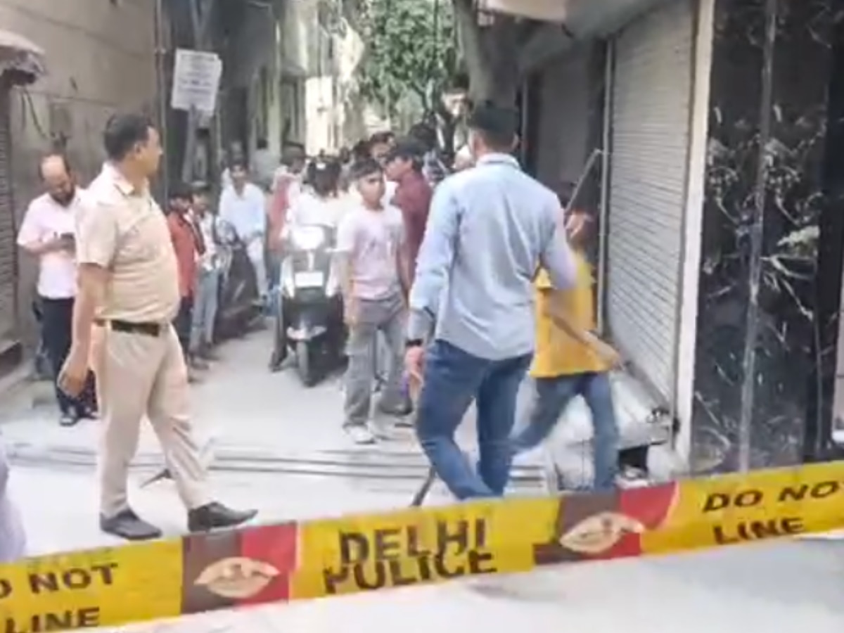 Delhi Murder: जाफराबाद में दिनदहाड़े युवक के गले और सीने पर चाकू मारकर हत्या, जांच में जुटी पुलिस 