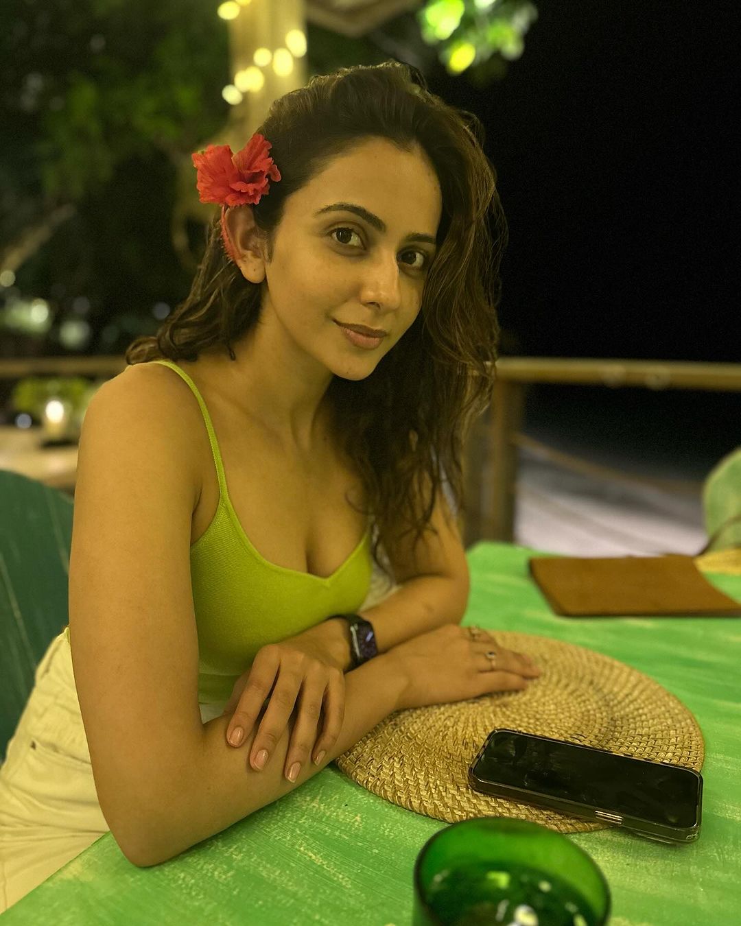 कान पर लगाया फूल