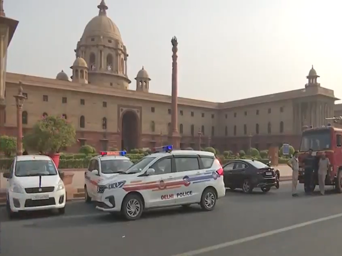 Delhi Bomb Threat: କେନ୍ଦ୍ର ଗୃହ ମନ୍ତ୍ରଣାଳୟକୁ ବମରେ ଉଡାଇ ଦେବାକୁ ମିଳିଲା ଧମକ, ସର୍ଚ୍ଚ ଅପରେସନ୍ ଜାରି Delhi Bomb Threat: କେନ୍ଦ୍ର ଗୃହ ମନ୍ତ୍ରଣାଳୟକୁ ବମରେ ଉଡାଇ ଦେବାକୁ ମିଳିଲା ଧମକ, ସର୍ଚ୍ଚ ଅପରେସନ୍ ଜାରି