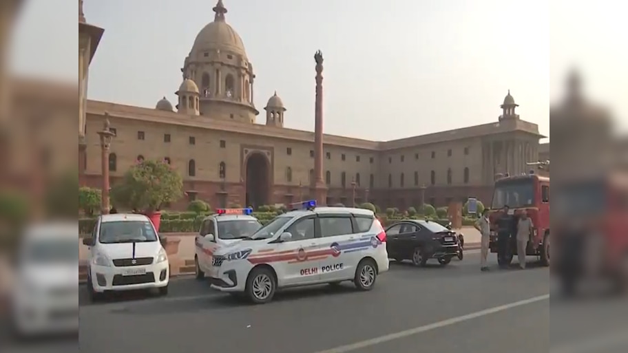 Delhi Bomb Threat: କେନ୍ଦ୍ର ଗୃହ ମନ୍ତ୍ରଣାଳୟକୁ ବମରେ ଉଡାଇ ଦେବାକୁ ମିଳିଲା ଧମକ, ସର୍ଚ୍ଚ ଅପରେସନ୍ ଜାରି