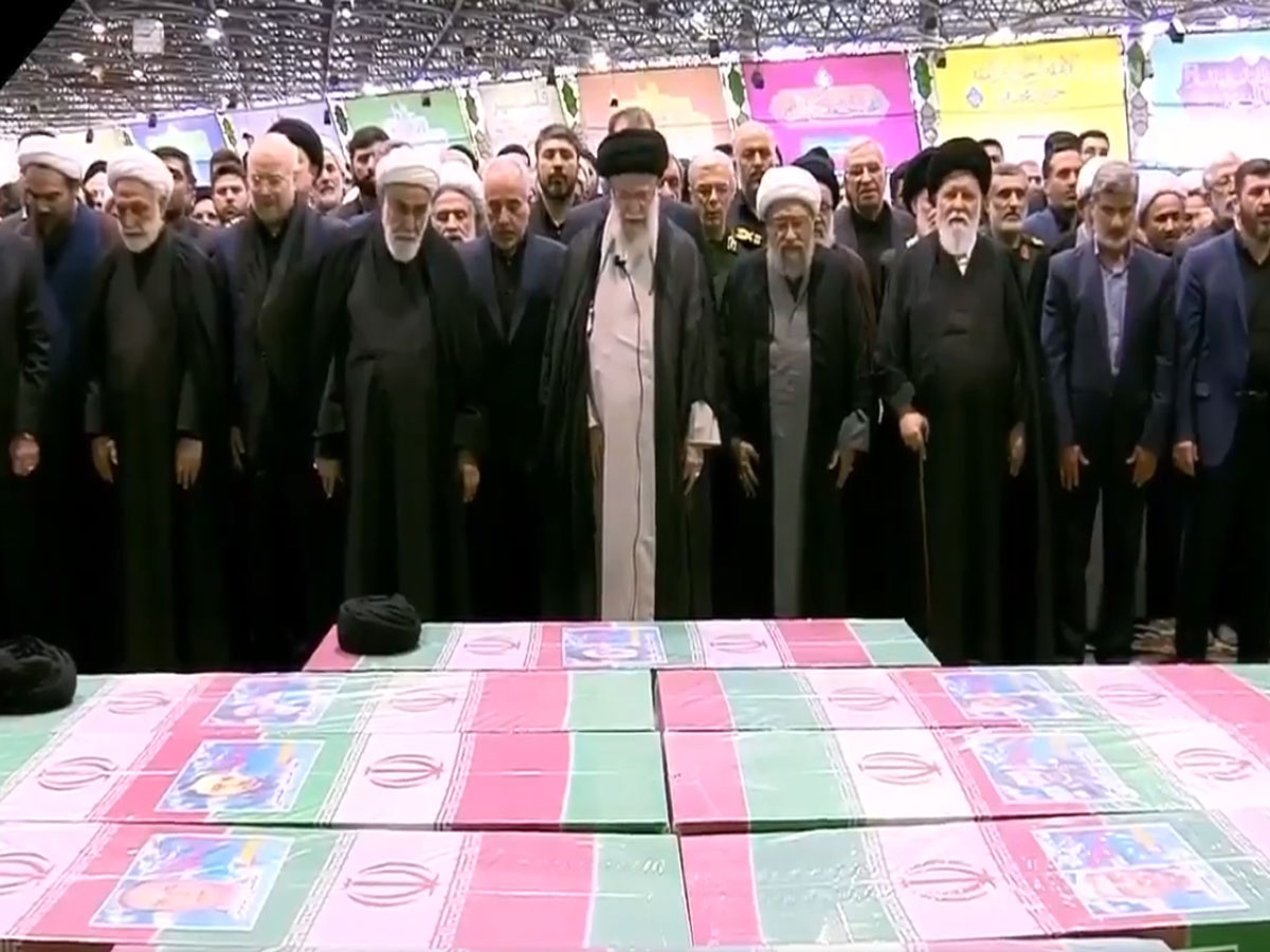 Iran President Funeral Ceremony: इब्राहिम रईसी के जनाजे में उमड़ी लाखों की भीड़, कल मशहद में दफनाया जाएगा Iran President Funeral Ceremony: इब्राहिम रईसी के जनाजे में उमड़ी लाखों की भीड़, कल मशहद में दफनाया जाएगा
