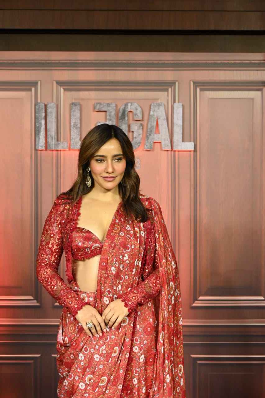 लाल साड़ी पहन चमकीं