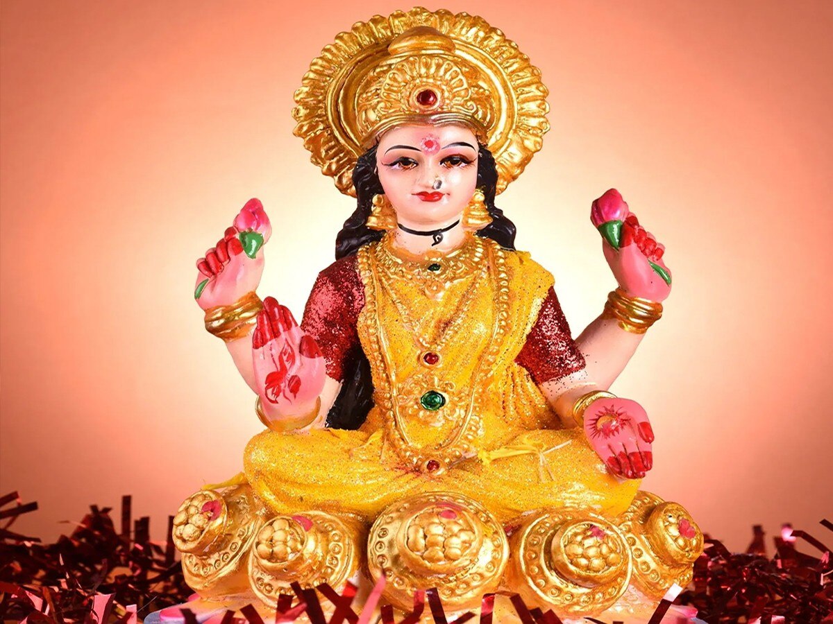 maa lakshmi jaap mantra in hindi know When and how to chant Goddess ...