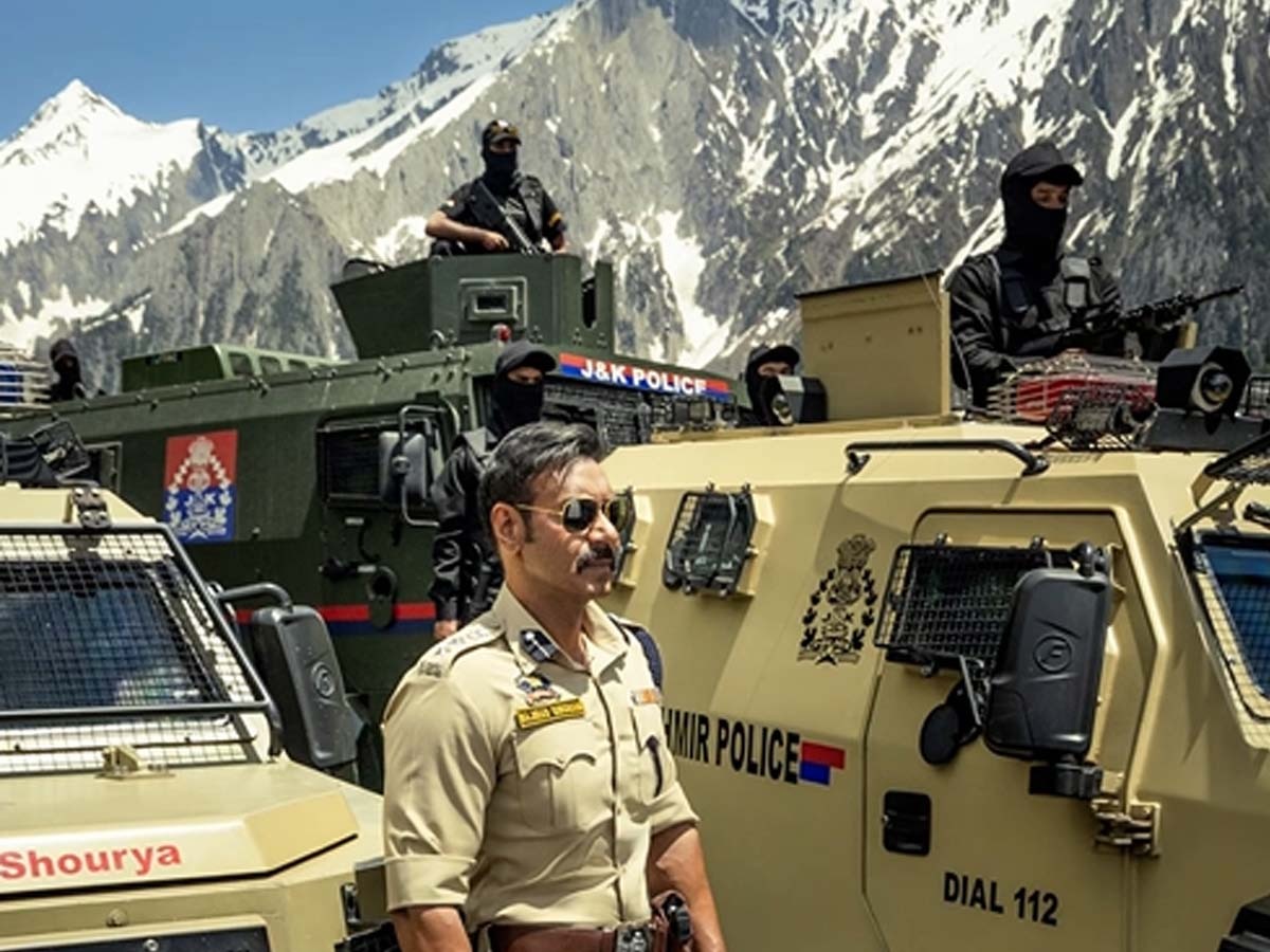 बर्फ से ढके पहाड़, जम्मू-कश्मीर पुलिस और वर्दी में बाजीराव सिंघम....अजय देगवन का Singham 3 से धांसू लुक