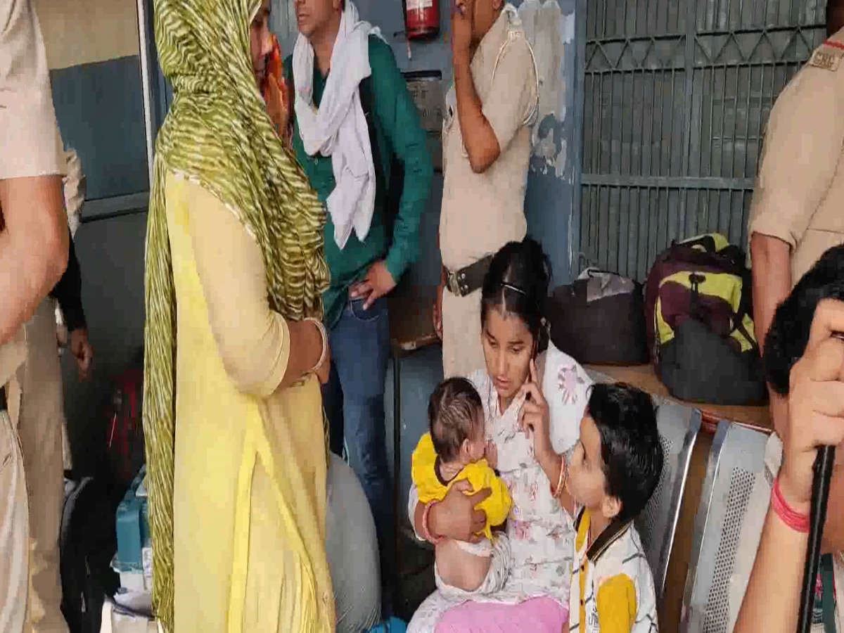 Haryana News: कल हरियाणा के 7 सीटों पर मतदान, ड्यूटी खातिर छोटे बच्चे को लेकर पहुंची महिला कर्मचारी