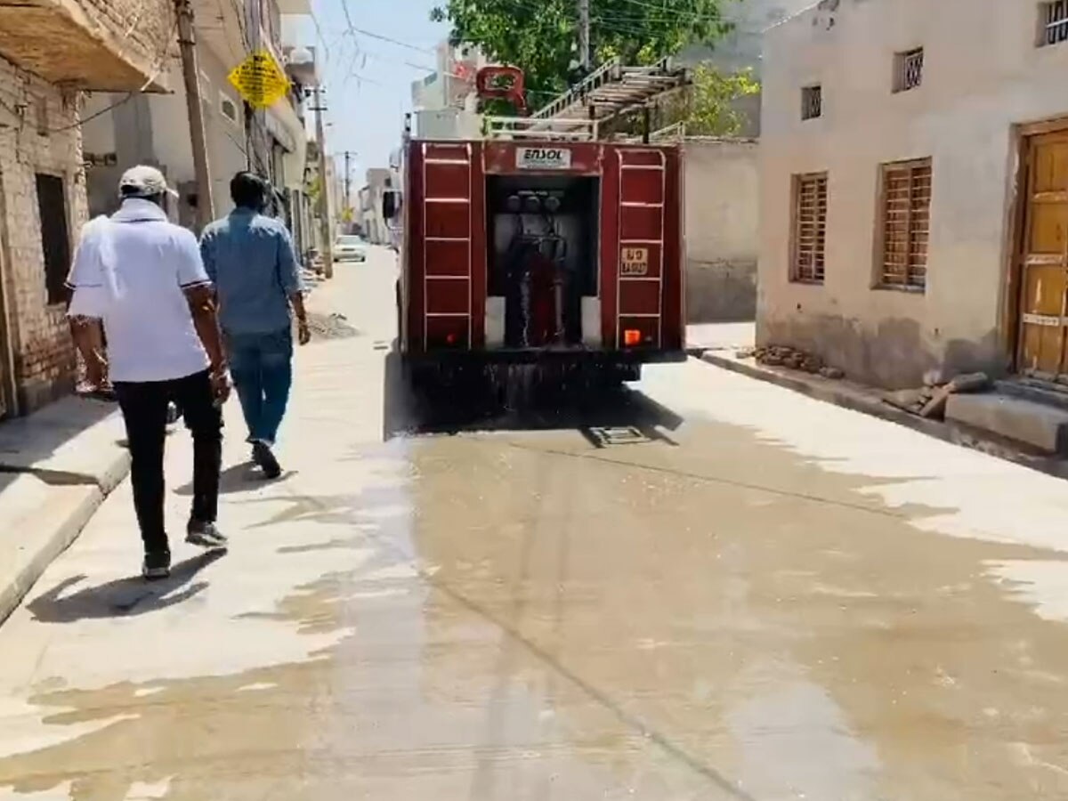 Anupgarh News: नगरपरिषद की ओर से मुख्य बाजार में किया जा रहा पानी का छिड़काव, लोगों से घरों में रहने की अपील