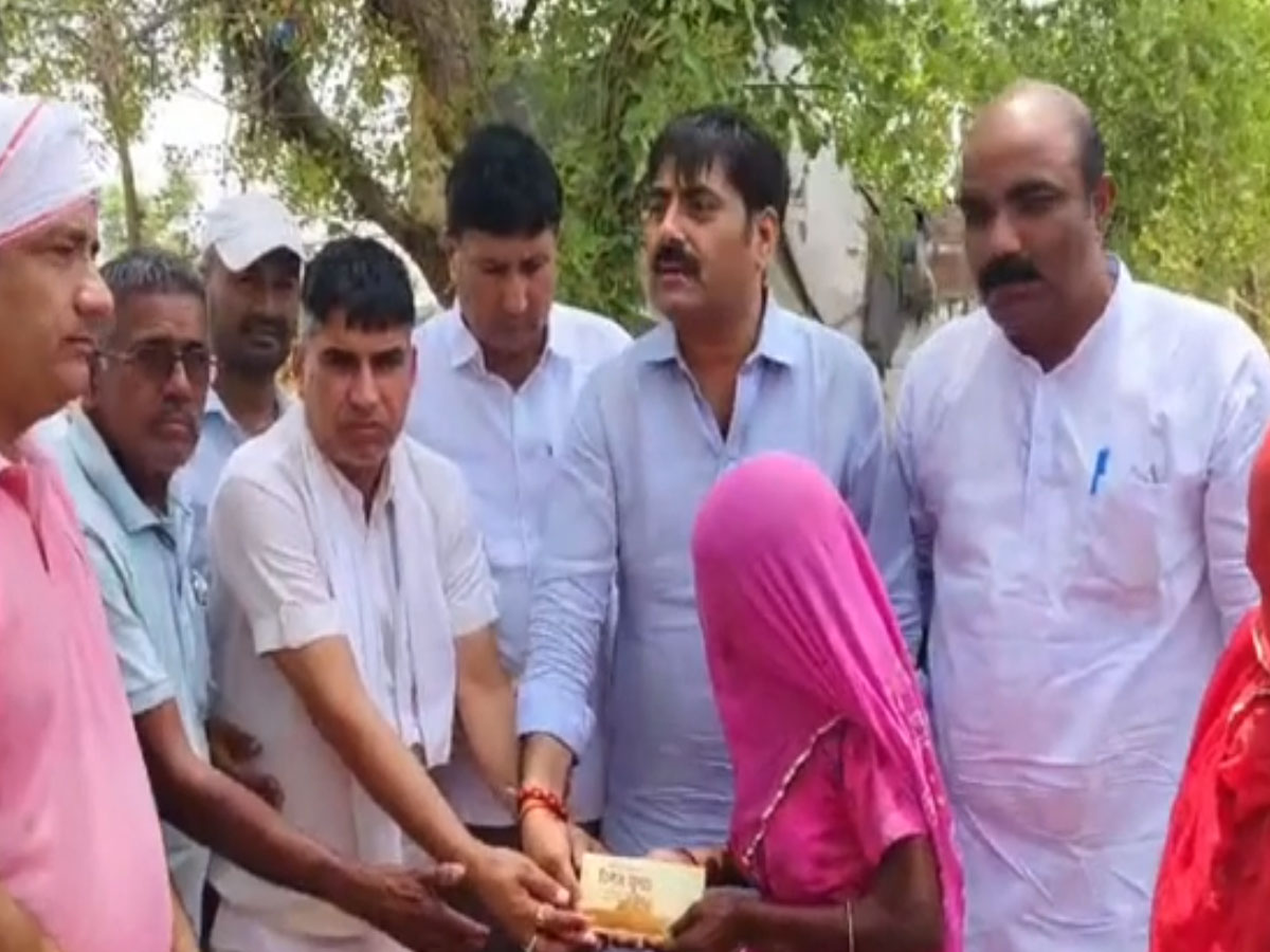 Jhunjhunu News: युवक के साथ पहले मारपीट और उसके बाद हुई हत्या, कांग्रेस नेता ने बीजेपी पर लगाए गंभीर आरोप Jhunjhunu News: युवक के साथ पहले मारपीट और उसके बाद हुई हत्या, कांग्रेस नेता ने बीजेपी पर लगाए गंभीर आरोप