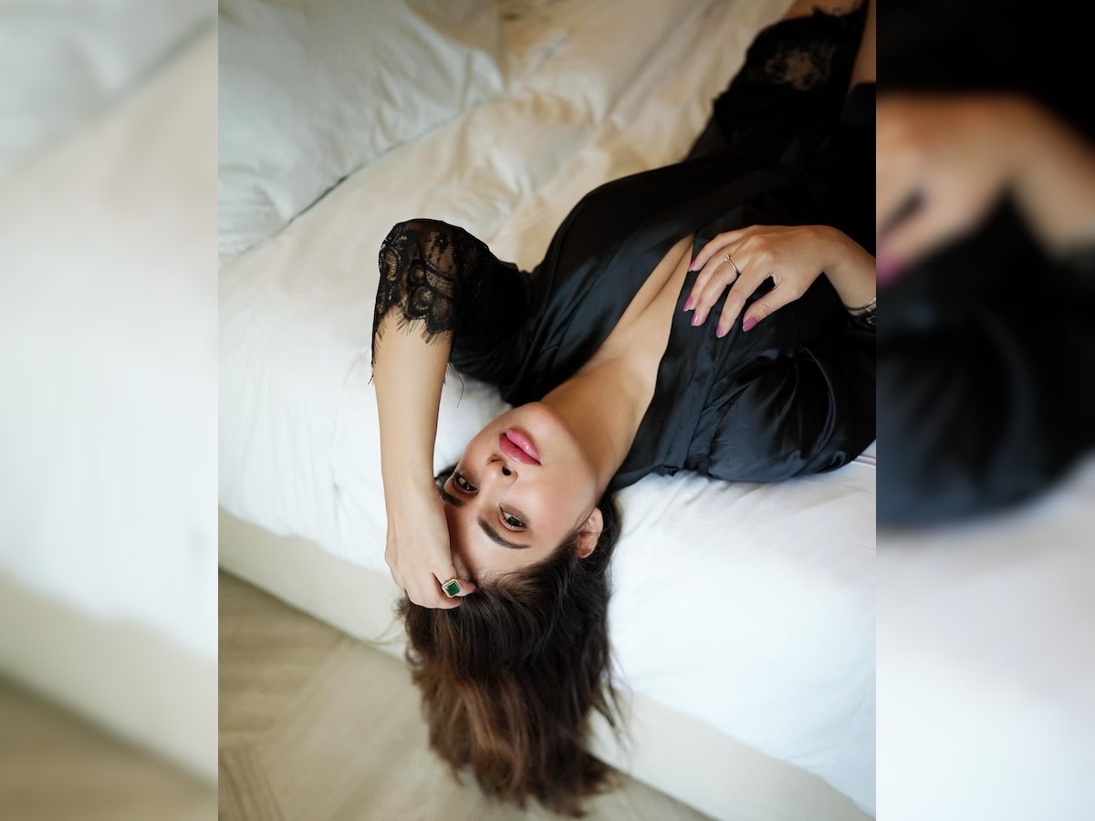 2893194 neha sexy look