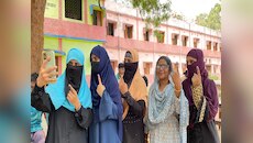 Lok Sabha Chunav Phase 6: मतदान को लेकर युवा वोटर्स में जबरदस्त उत्साह, देखें फोटो