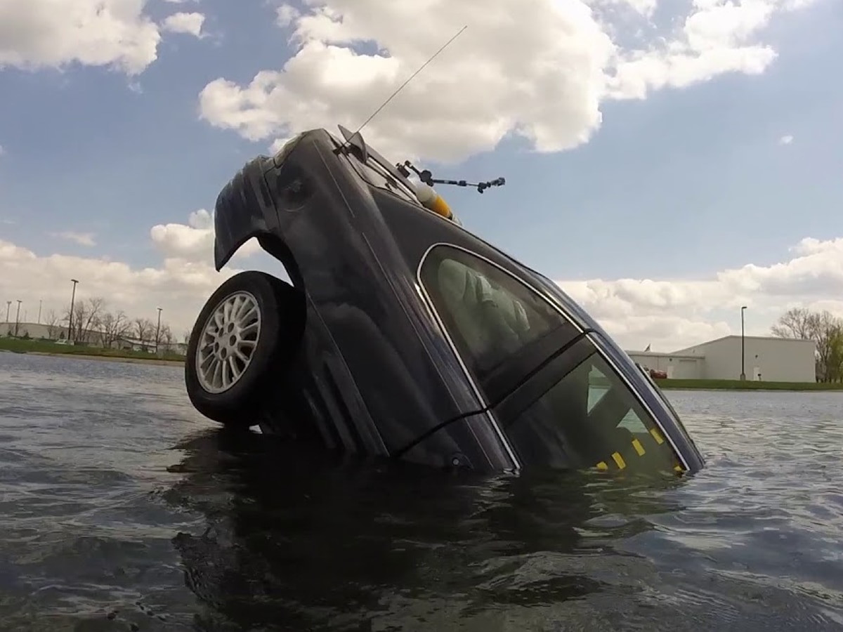 Google Maps पर भरोसा करना पड़ गया भारी, गहरे पानी में जाकर डूब गई कार 