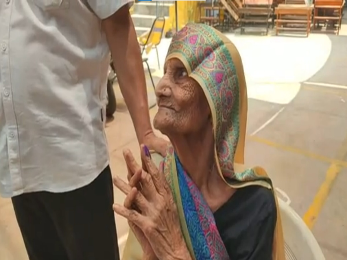 Lok Sabha Election: बोलने-सुनने में परेशानी पर चिलचिलाती धूप में वोटर्स को राह दिखाने पोलिंग स्टेशन पहुंची 95 साल की महिला