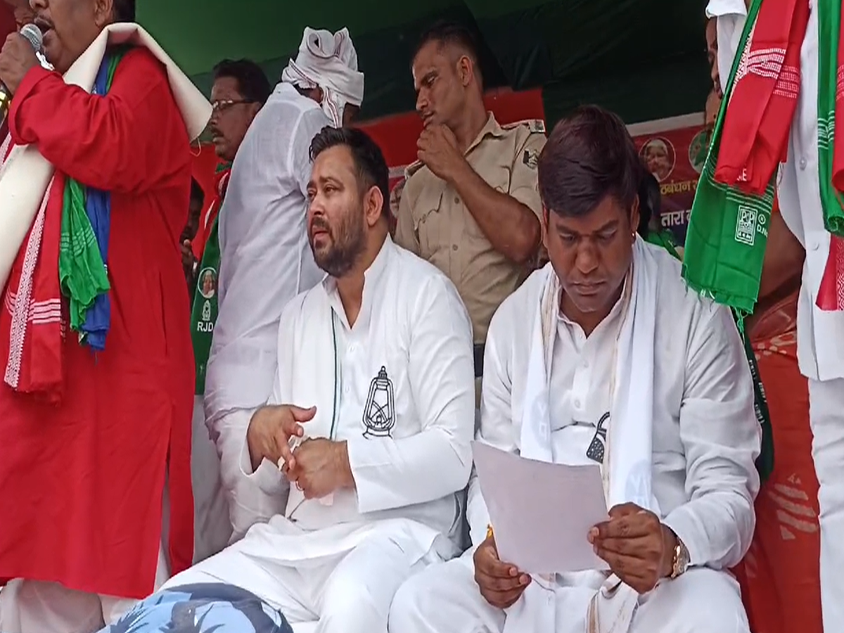‘तुम मुझे वोट दो मैं तुम्हें नौकरी दूंगा’, तेजस्वी यादव का बड़ा ऐलान ‘तुम मुझे वोट दो मैं तुम्हें नौकरी दूंगा’, तेजस्वी यादव का बड़ा ऐलान