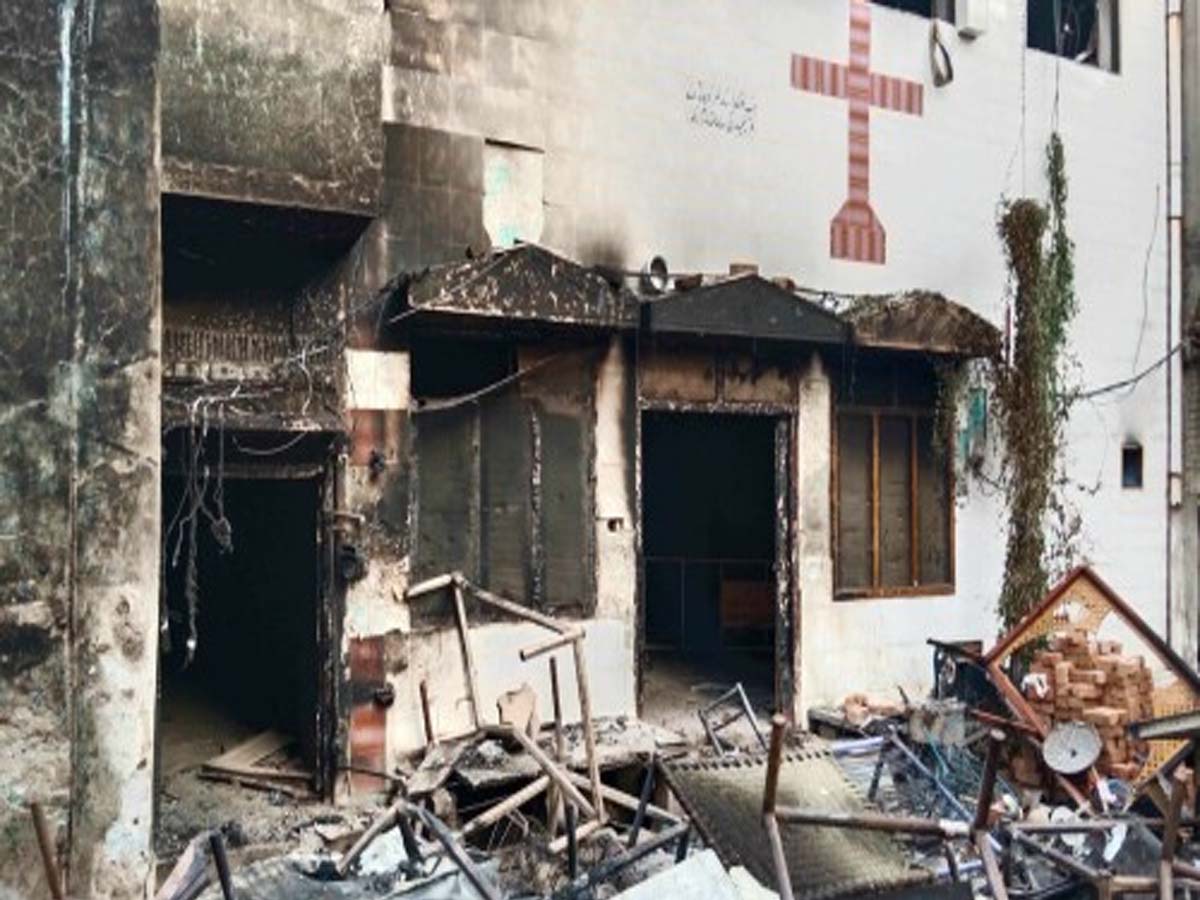 Mob lynching in Pakistan: ईशनिंदा को लेकर ईसाई शख्स पर हमला; घर में आग लगाई Mob lynching in Pakistan: ईशनिंदा को लेकर ईसाई शख्स पर हमला; घर में आग लगाई