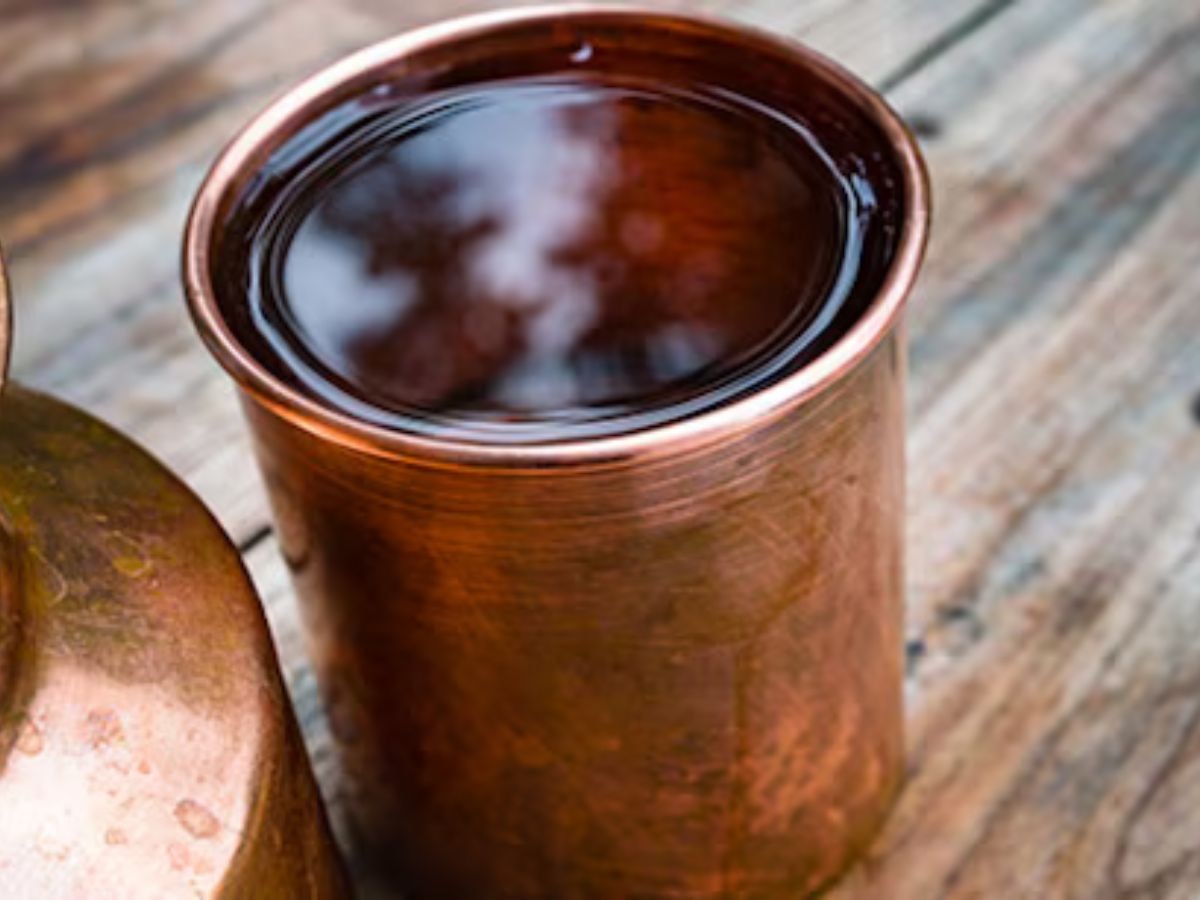 Copper Utensils: पाचन दुरुस्त से लेकर स्किन की बेमिसाल निखार, जानें तांबे के बर्तन में पानी पीने के 4 गजब के फायदे