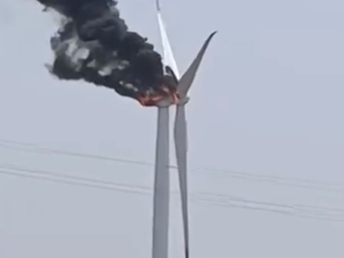 Pratapgarh News: तेज गर्मी के कारण आग की भेंट चढ़ा पवन ऊर्जा संयंत्र, वीडियो सोशल मीडिया पर वायरल