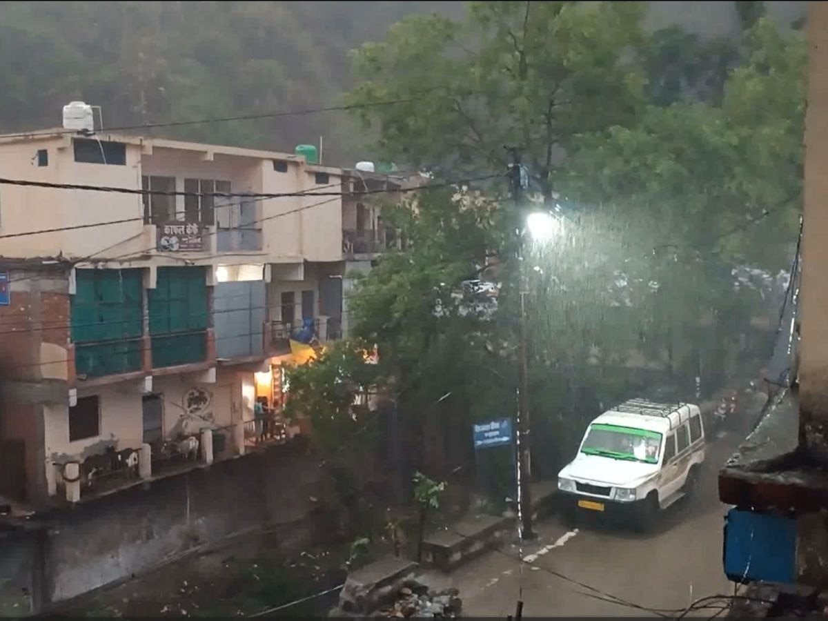 चारधाम यात्रियों की मुश्किलें बढ़ीं!, रुद्रप्रयाग में झमाझम बारिश से कई रास्‍ते बाधित 