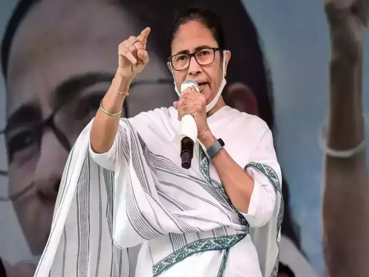 मंच से अपनी ही महिला विधायक से ममता ने क्यों तोड़ा नाता, जानें पूरा मामला मंच से अपनी ही महिला विधायक से ममता ने क्यों तोड़ा नाता, जानें पूरा मामला