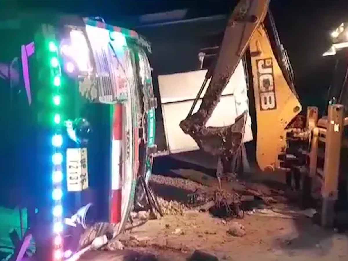 UP के शाहजहांपुर में बड़ा हादस! ट्रक और बस की टक्कर में 11 लोगों की मौत UP के शाहजहांपुर में बड़ा हादस! ट्रक और बस की टक्कर में 11 लोगों की मौत