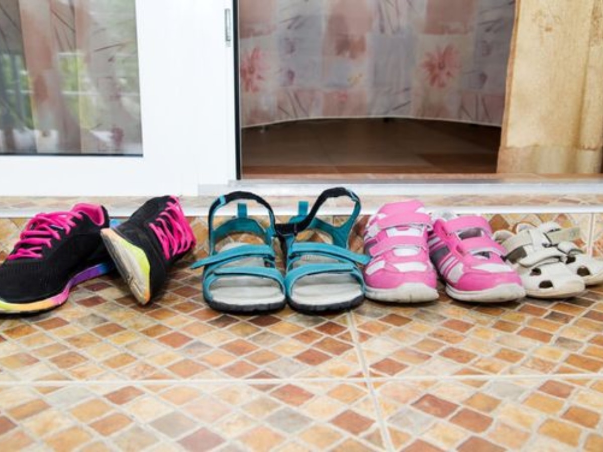 Vastu Tips: घर में जूते-चप्पल रखने की ये गलतियां कर सकती हैं आपको कंगाल, जान लें सही वास्तु नियम