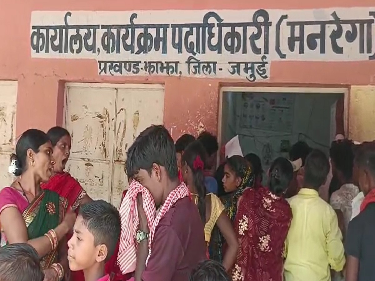 Bihar News: आधार कार्ड सुधार के नाम पर हो रही है अवैध वसूली, लोग परेशान