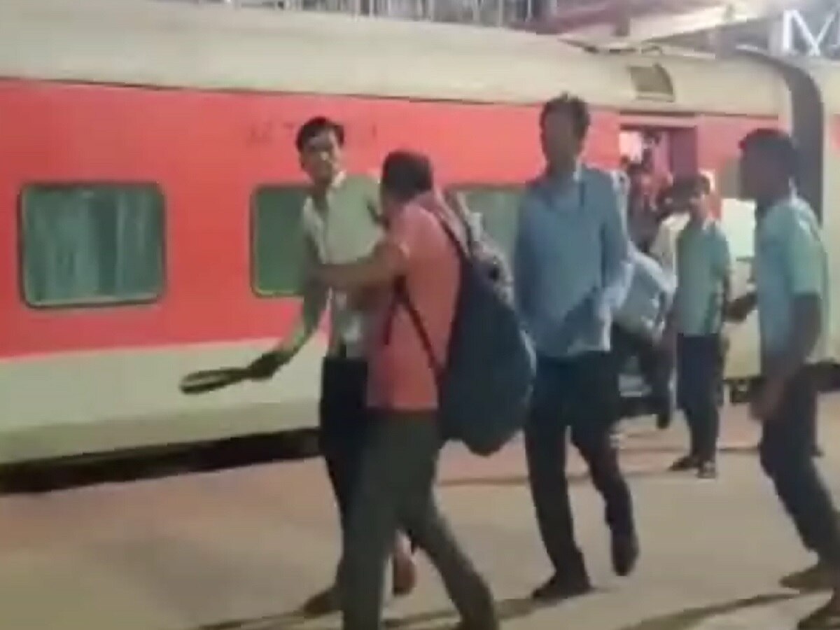 कोडरमा स्टेशन पर शिप्रा एक्सप्रेस के कोच अटेंडेंट की गुंडागर्दी, दो यात्रियों को दौड़ाकर पीटा