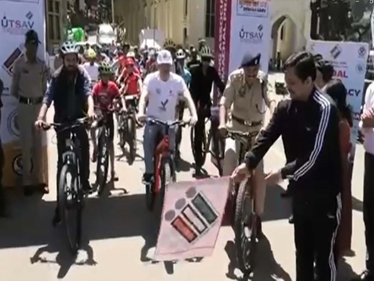 Shimla के ऐतिहासिक रिज मैदान से 'पैडल फॉर डेमोक्रेसी' साइकिल रैली का किया गया शुभारंभ