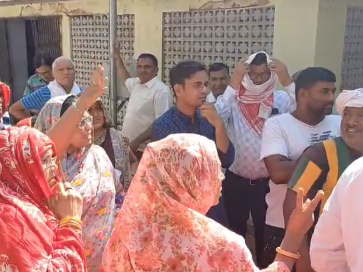 Chomu News:पानी को लेकर शहर में मची त्राहि त्राहि,वार्डवासियों ने जलदाय विभाग में किया हंगामा 