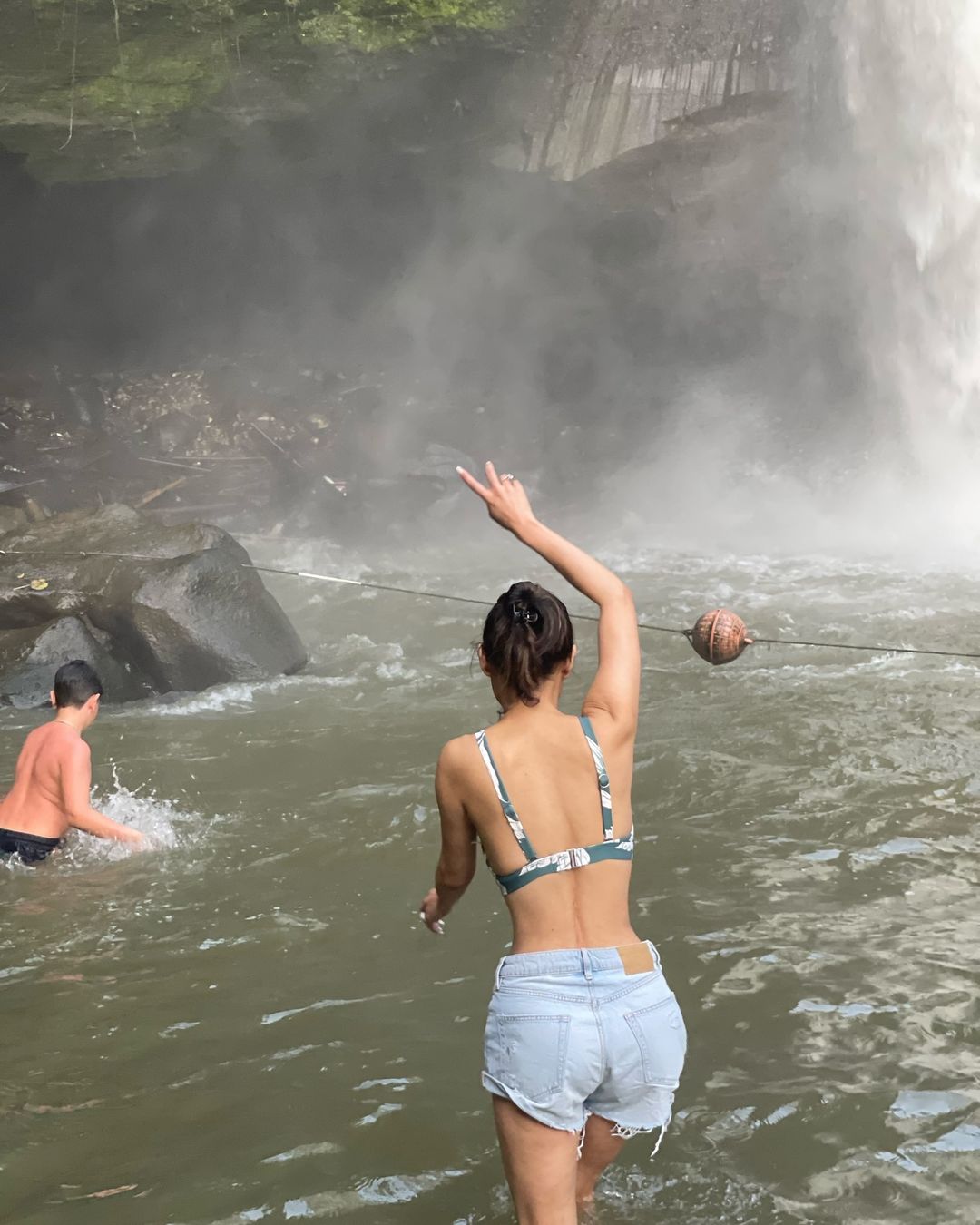 झरने के नीचे मौनी