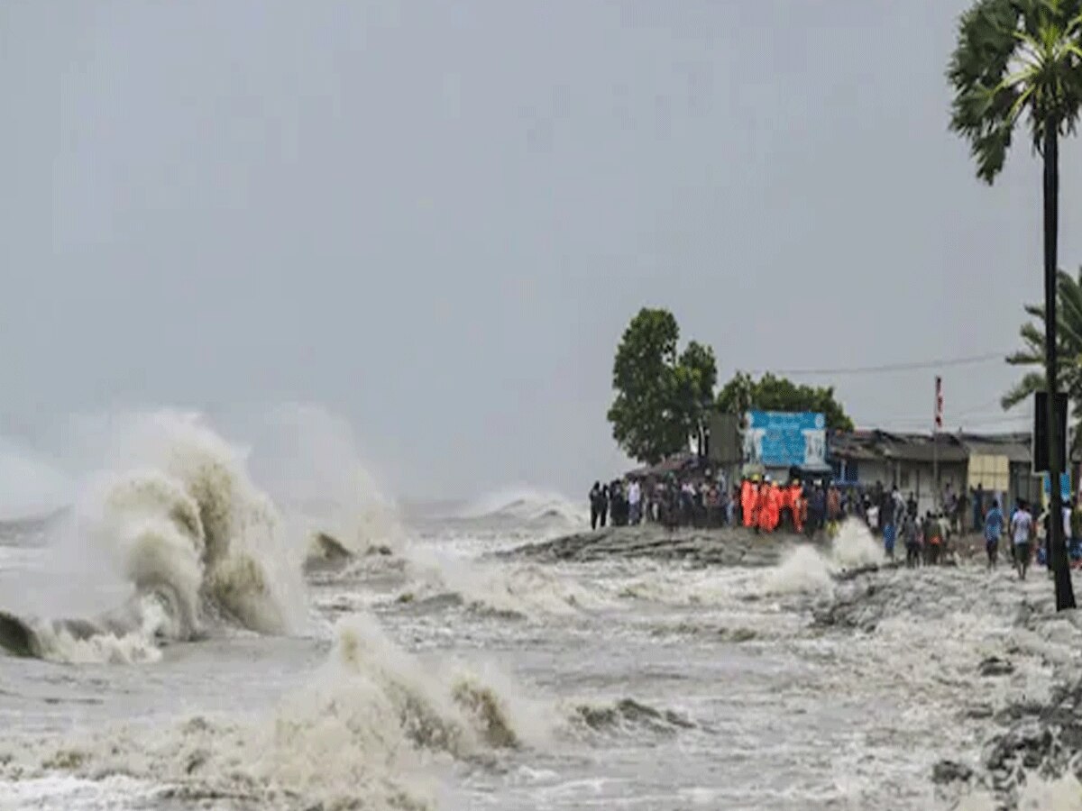 पश्चिम बंगाल: 135 kmph की रफ्तार से चक्रवाती तूफान ‘रेमल’ ने मचाई तबाही, दो की मौत; भारी बारिश जारी 