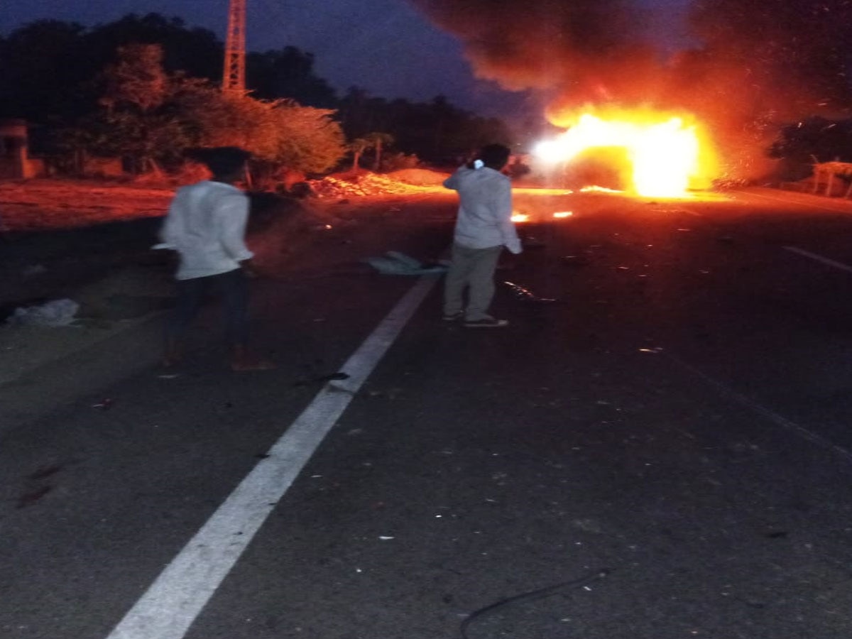 Rajasthan News: सड़क हादसे में 3 लोगों की मौके पर हुई दर्दनाक मौत, जीप के आगे का हिस्सा जलकर हुआ राख