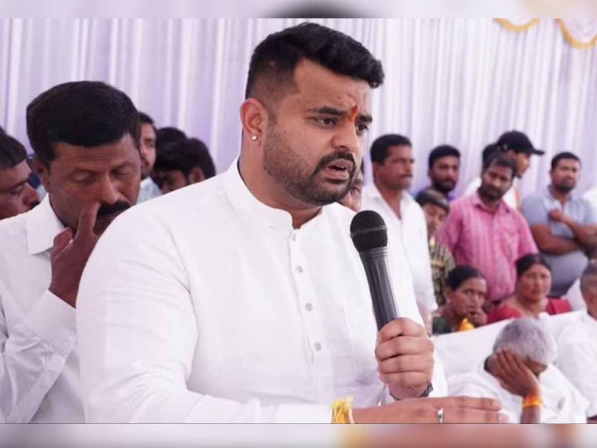 Prajwal Revanna Case: 31 मई को पुलिस के सामने पेश होंगे प्रज्वल रेवन्ना; घर वालों से इसलिए मांगी माफी Prajwal Revanna Case: 31 मई को पुलिस के सामने पेश होंगे प्रज्वल रेवन्ना; घर वालों से इसलिए मांगी माफी