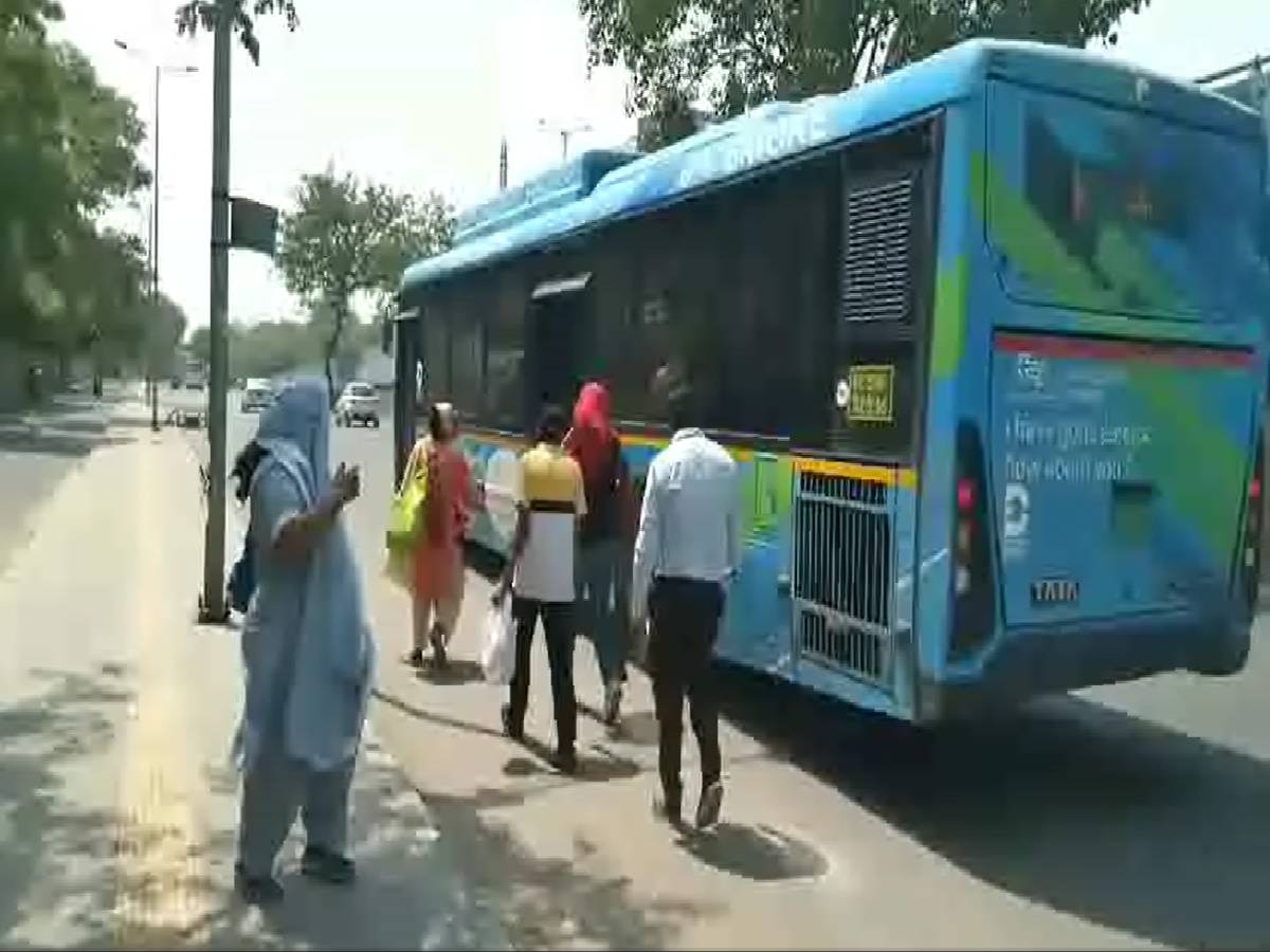 Delhi News: भीषण गर्मी में लू के थपेड़े सह रहे यात्री, नहीं मिल रही छांव