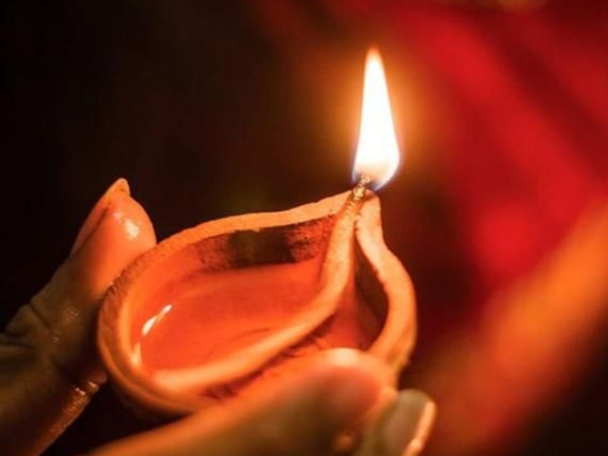 Benefits of lighting deepak in evening on main gate of house sham ko